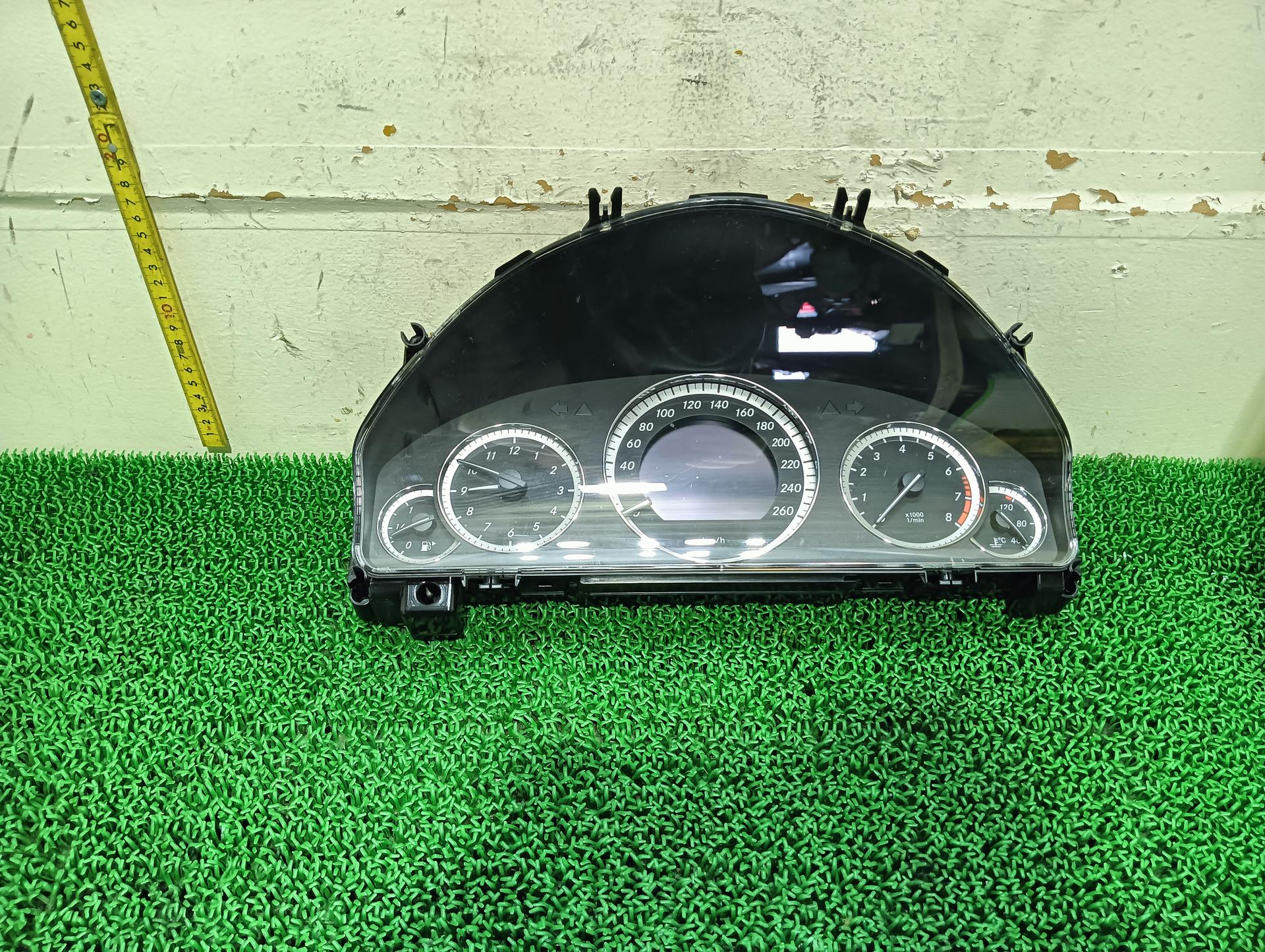 ベンツ スピードメーター E300 DBA-212054C, 2010