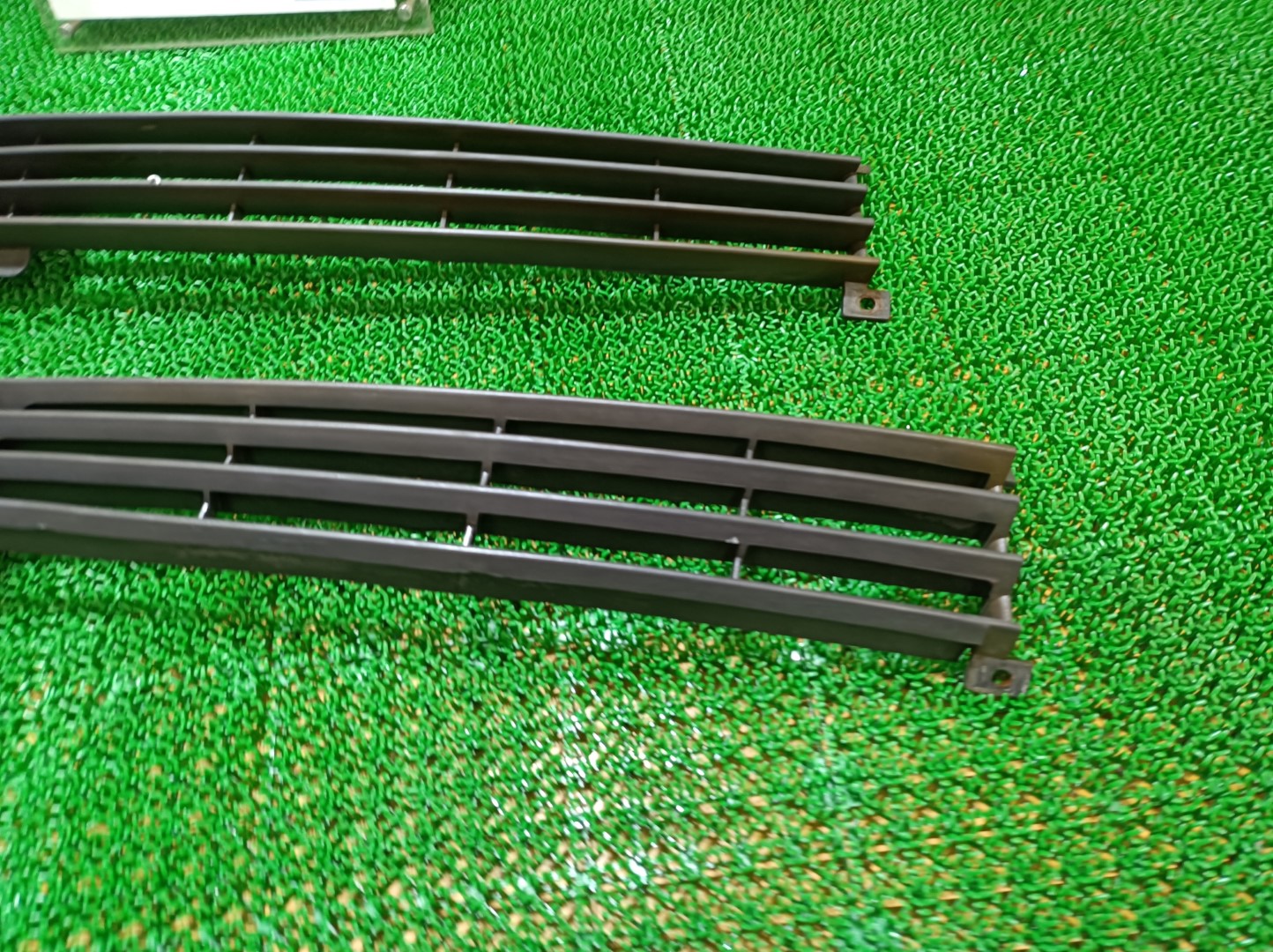 希少 メルセデスベンツ フロントバンパーエアガイド 左右 450E W116 1973