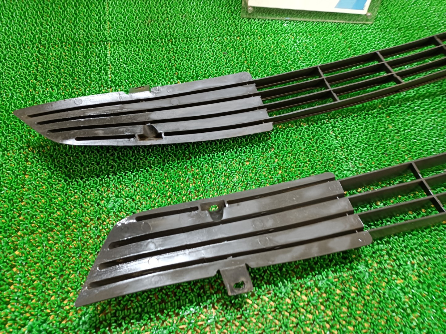 希少 メルセデスベンツ フロントバンパーエアガイド 左右 450E W116 1973