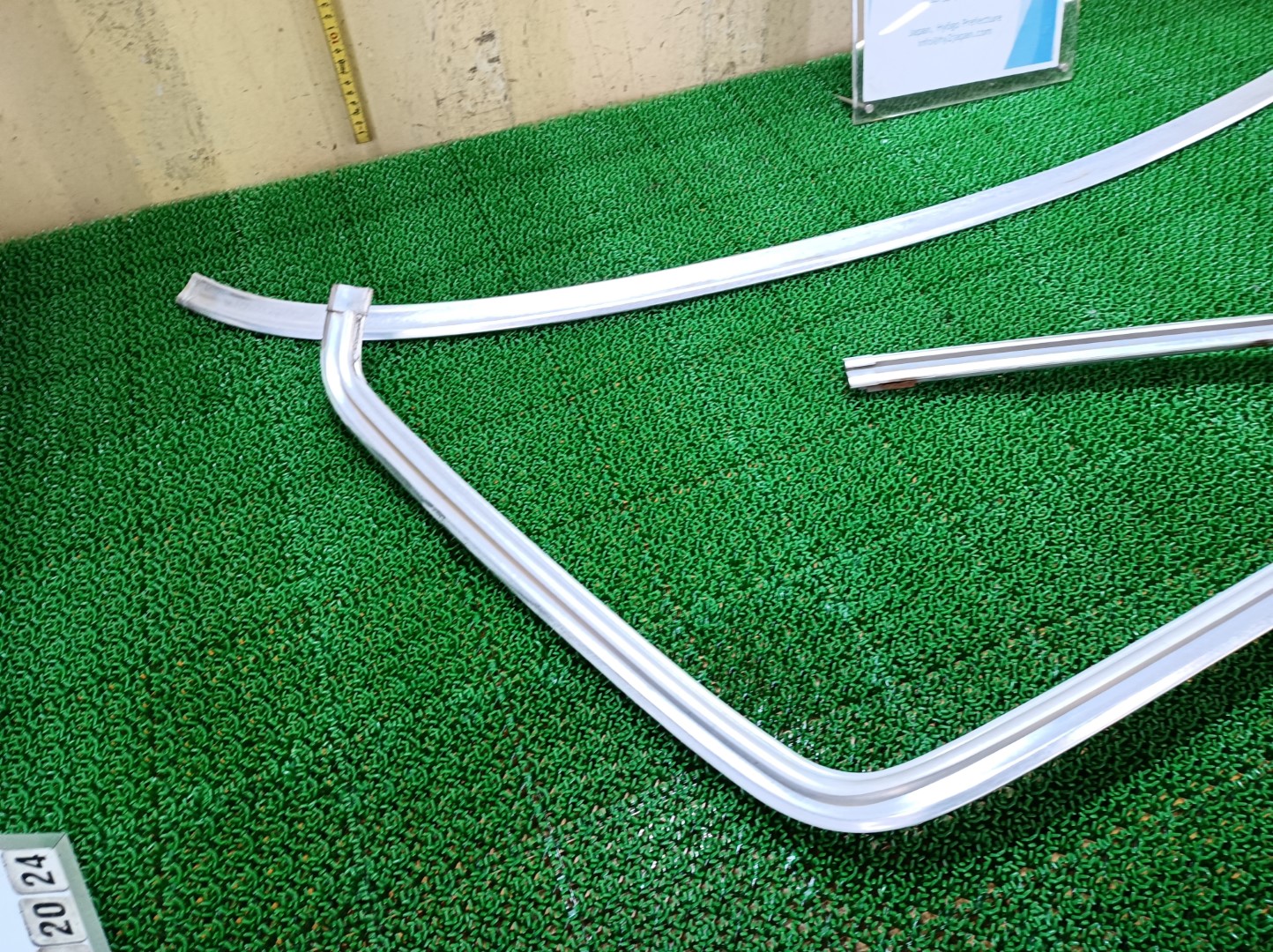 希少 メルセデスベンツ リアフロントガラスモールディング 左右 450E W116 1973 #hy