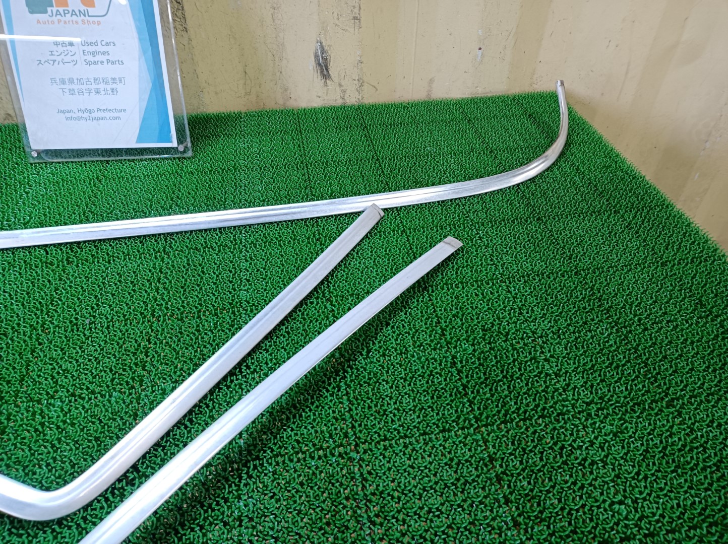 希少 メルセデスベンツ フロントガラスサイドモールディング 左右 450E W116 1973 #hy