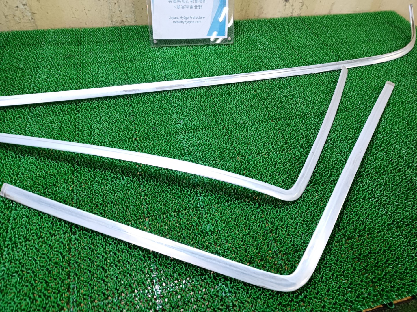 希少 メルセデスベンツ フロントガラスサイドモールディング 左右 450E W116 1973 #hy