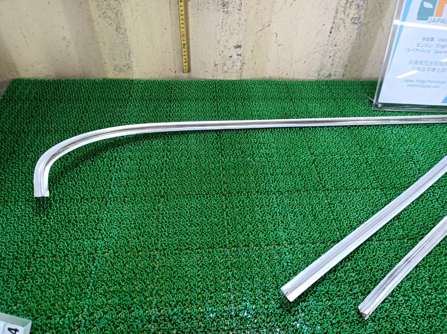 希少 メルセデスベンツ フロントガラスサイドモールディング 左右 450E W116 1973 #hy
