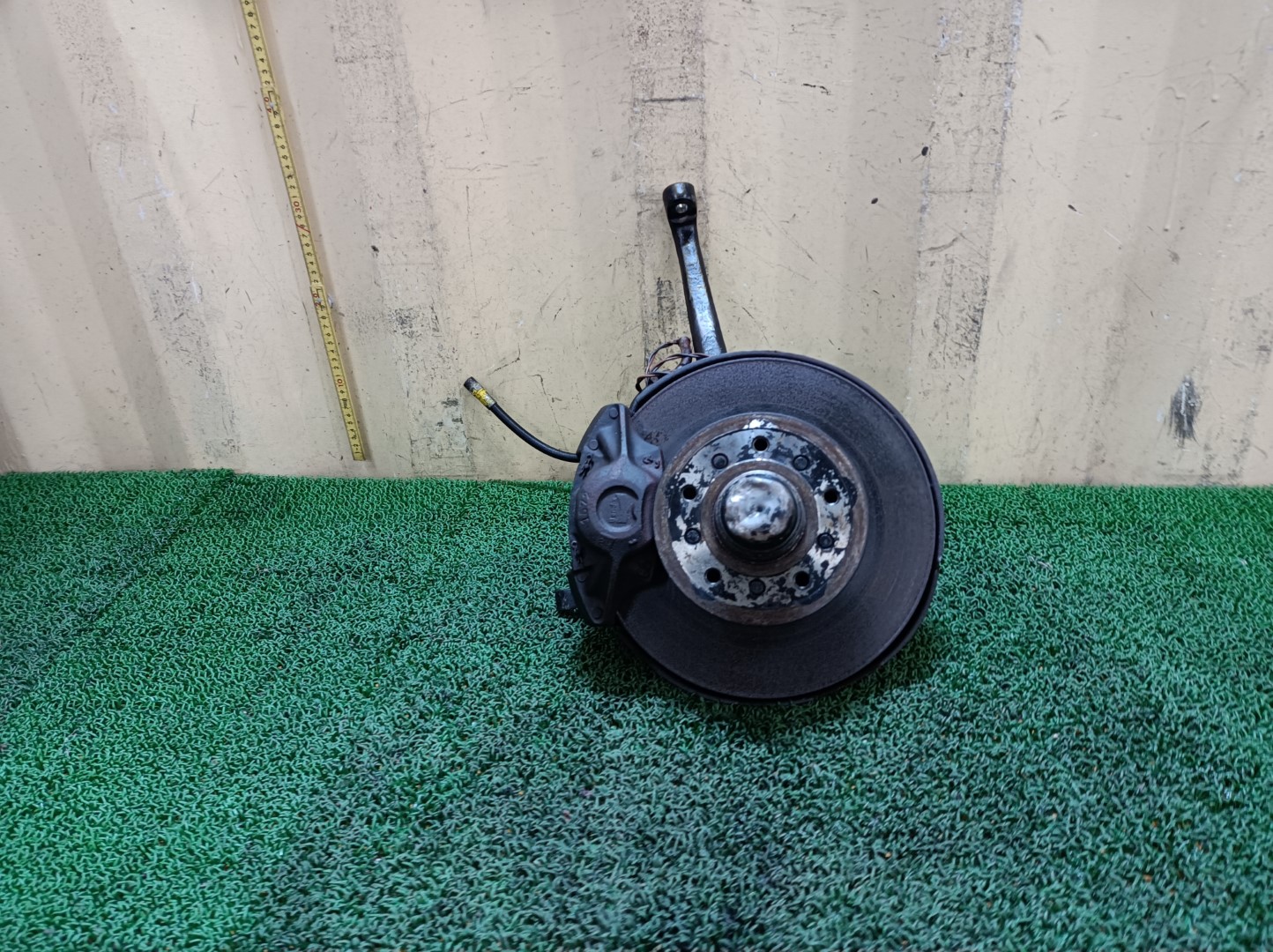 希少 メルセデスベンツ フロントナックルハブ 右 450SE W116 1973
