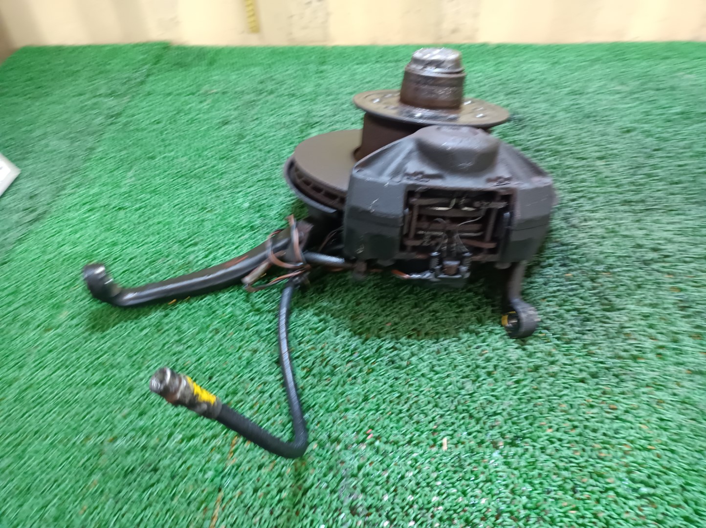 希少 メルセデスベンツ フロントナックルハブ 右 450SE W116 1973