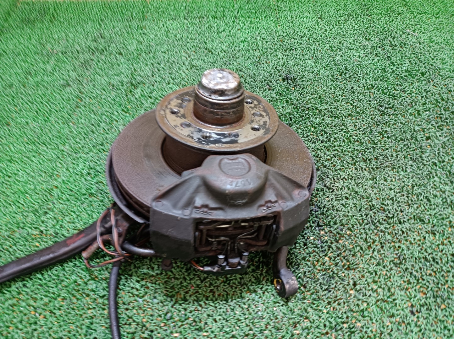 希少 メルセデスベンツ フロントナックルハブ 右 450SE W116 1973