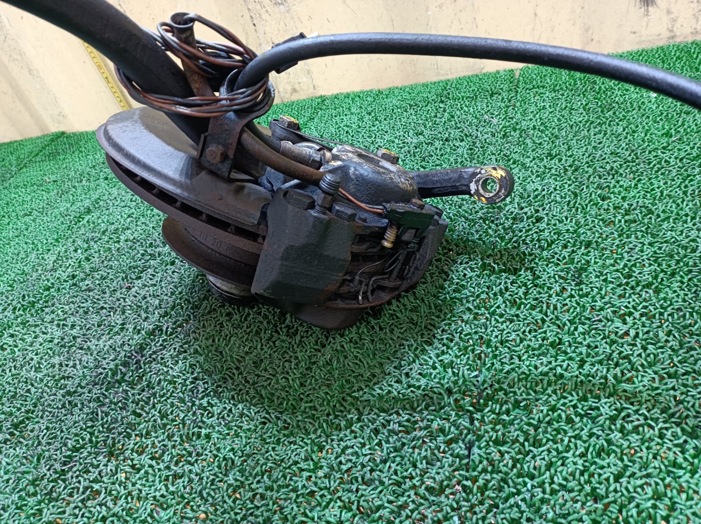 希少 メルセデスベンツ フロントナックルハブ 左 450SE W116 1973