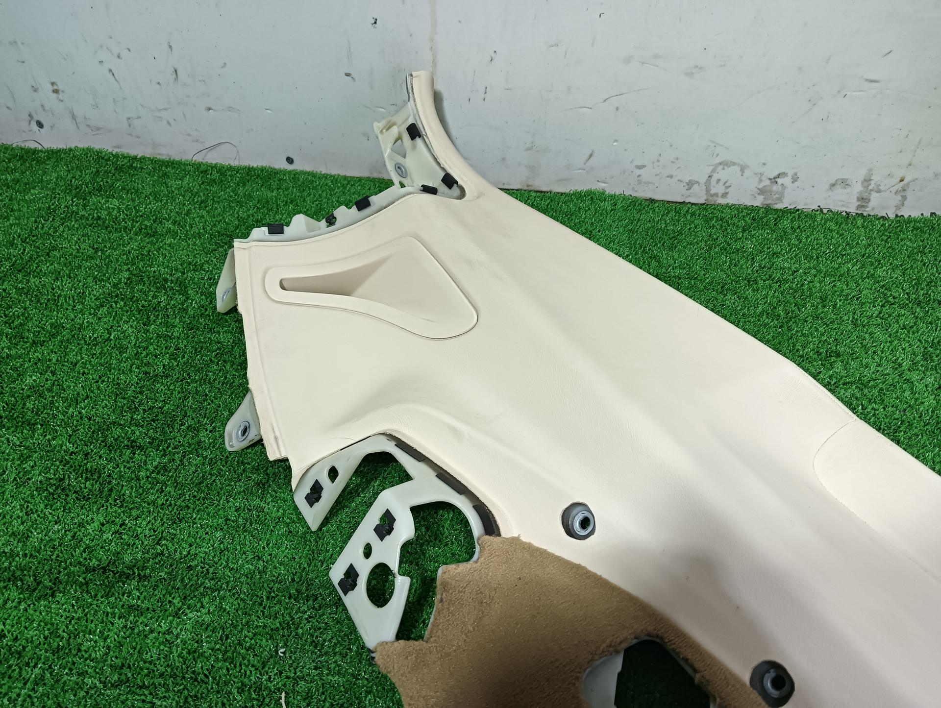 ポルシェ リアピラーガーニッシュカバー 左 パナメーラ 4S ABA-970M48A 970M48A 2010