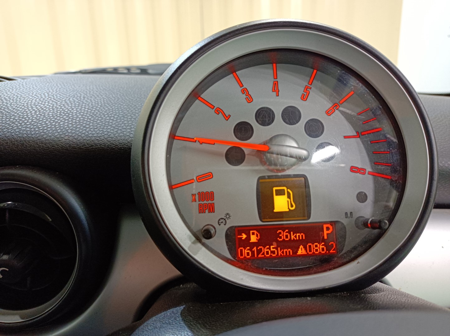 BMW ミニ ミニワン R56 タコメーター 走行距離 61265 km ABA-ME14 2007