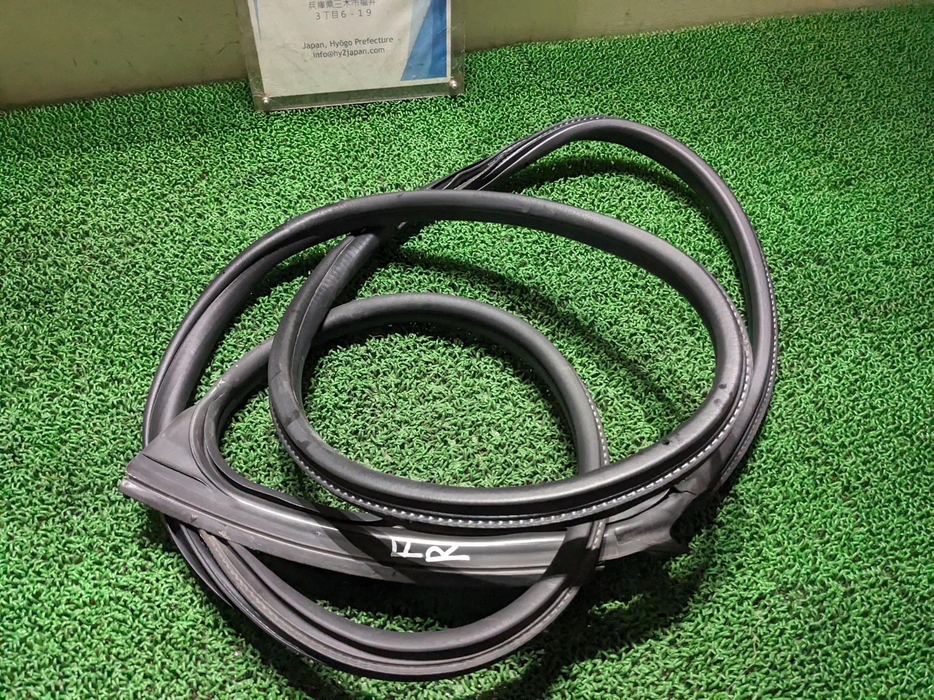 ミニ フロントドアウェザーストリップ 右 クーパーS DBA-XM20 XM20 2014 F56