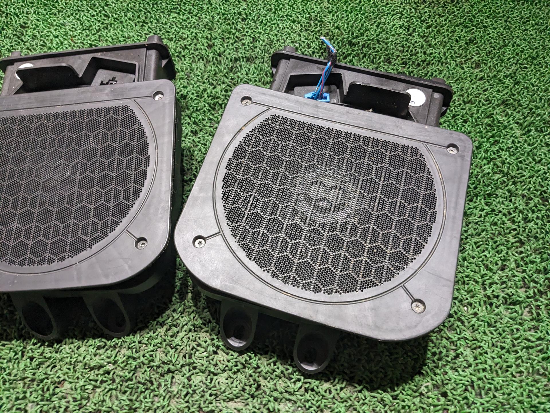 ミニ フロントシートサブウーファー 左右 クーパーS DBA-XM20 XM20 F55、F54クラブマン、F57カブリオ、F60カントリーマン BMW 1シリーズ / F40、F52セダン 2014 F56