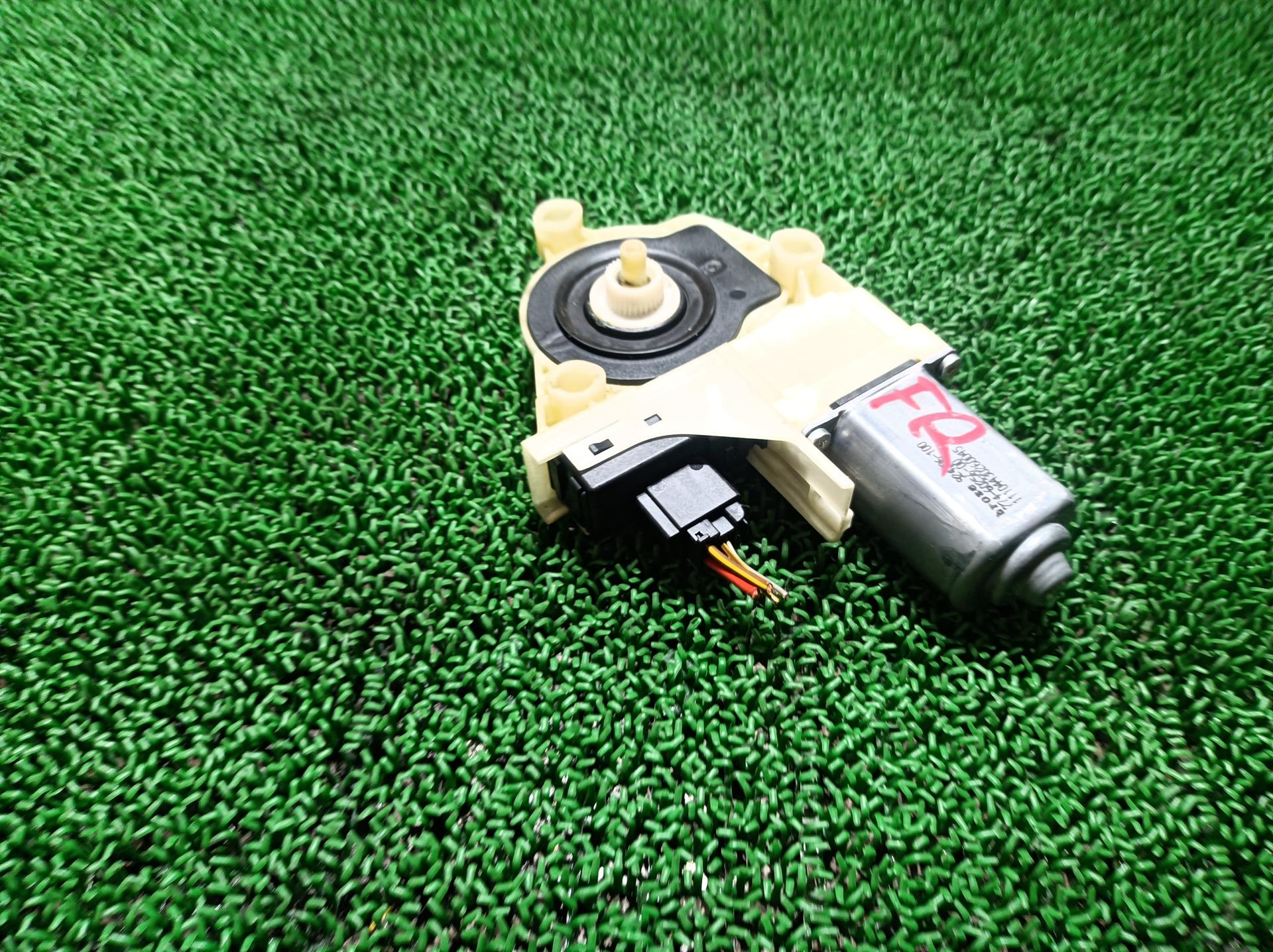 ポルシェ フロントウィンドウレギュレータモーター 右 パナメーラ ABA-970CWA 970CWA 2015 970